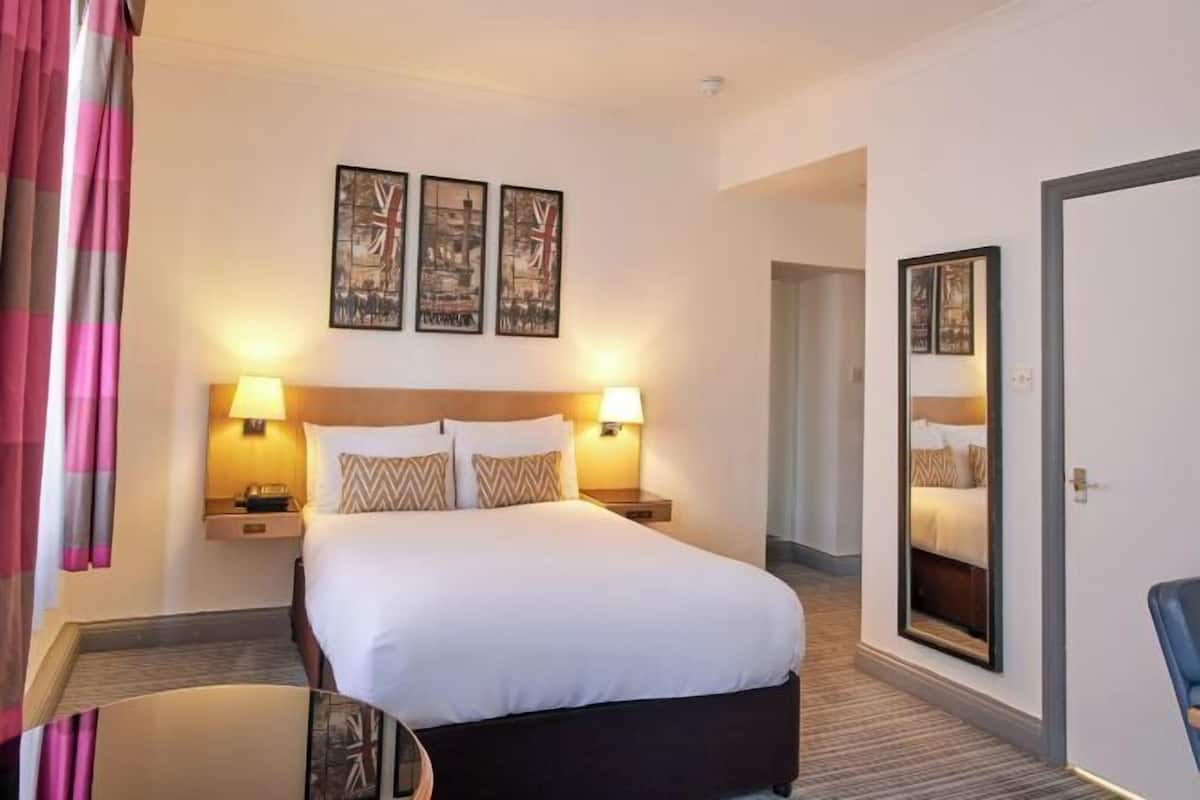 Safe på rommet, skrivebord og skrivebord for bærbar PC