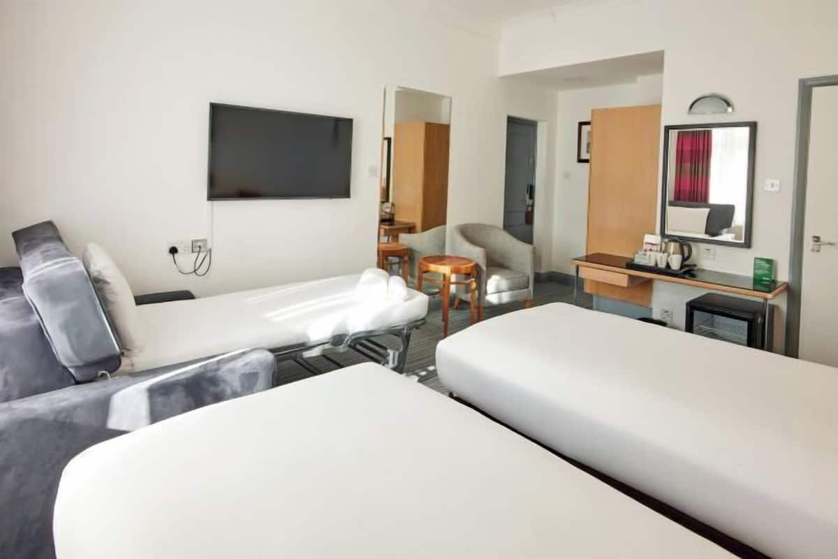 Safe på rommet, skrivebord og skrivebord for bærbar PC