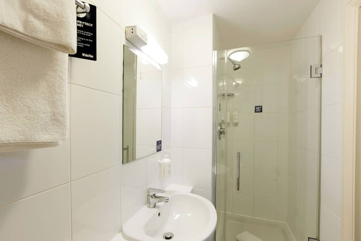 Amenidades de baño gratuitas, secadora de cabello, toallas, jabón