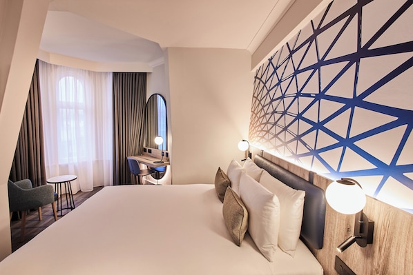 Kamar Deluks, 1 Tempat Tidur King | Brankas, meja kerja, ruang kerja ramah laptop, dan setrika/meja setrika