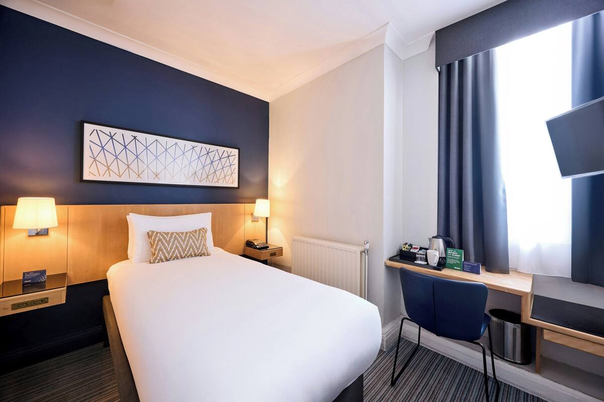Standard Single Room | In-room safe, desk, laptop workspace, iron/ironing board