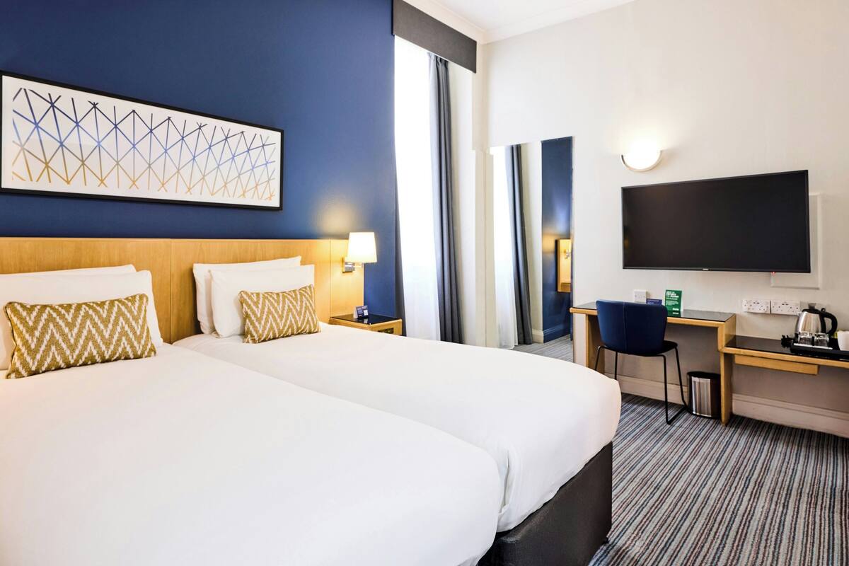 Standard Twin Room | In-room safe, desk, laptop workspace, iron/ironing board