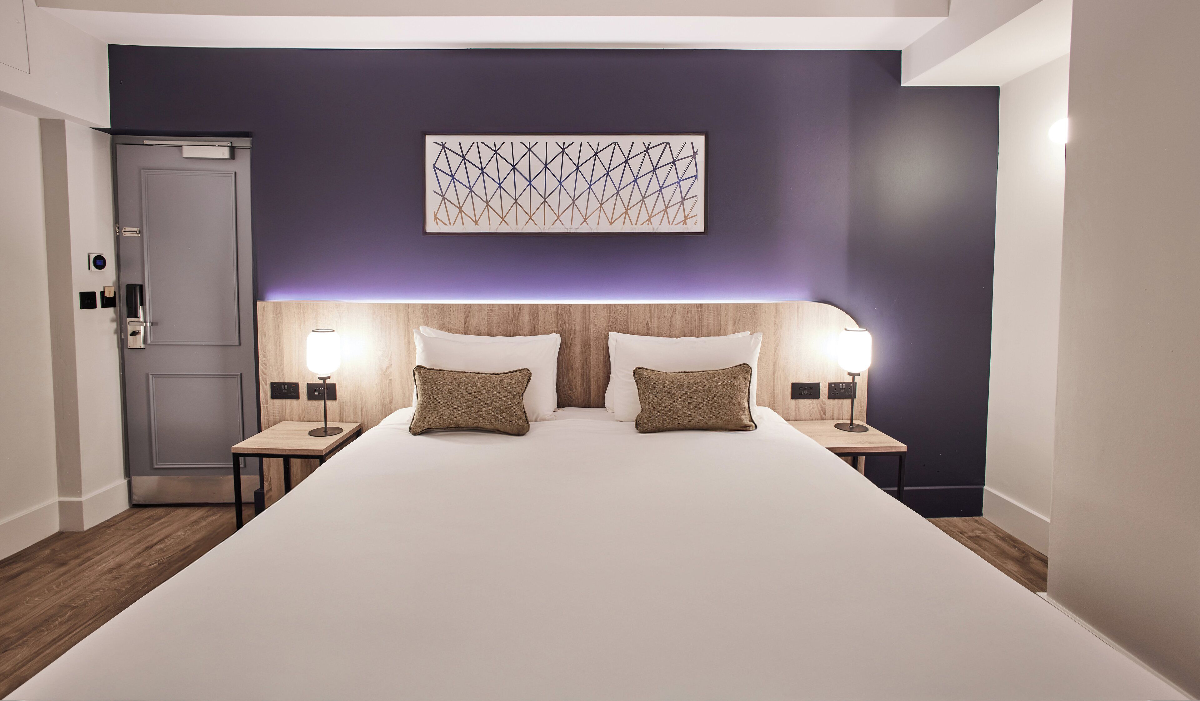 Rom – deluxe, 1 kingsize-seng | Safe på rommet, skrivebord og skrivebord for bærbar PC