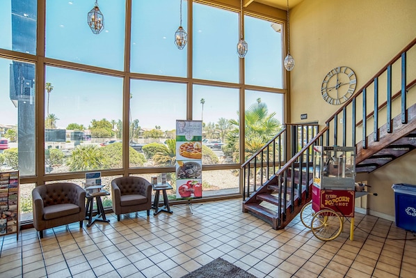 Lobby - Quality Inn & Suites Phoenix NW - Sun City (Youngtown)