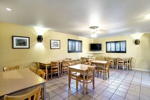 Café da manhã com buffet grátis todos os dias