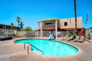 Outdoor pool, pool loungers - Quality Inn & Suites Phoenix NW - Sun City (Youngtown)