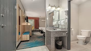 Een bad/douchecombinatie, gratis toiletartikelen, een haardroger