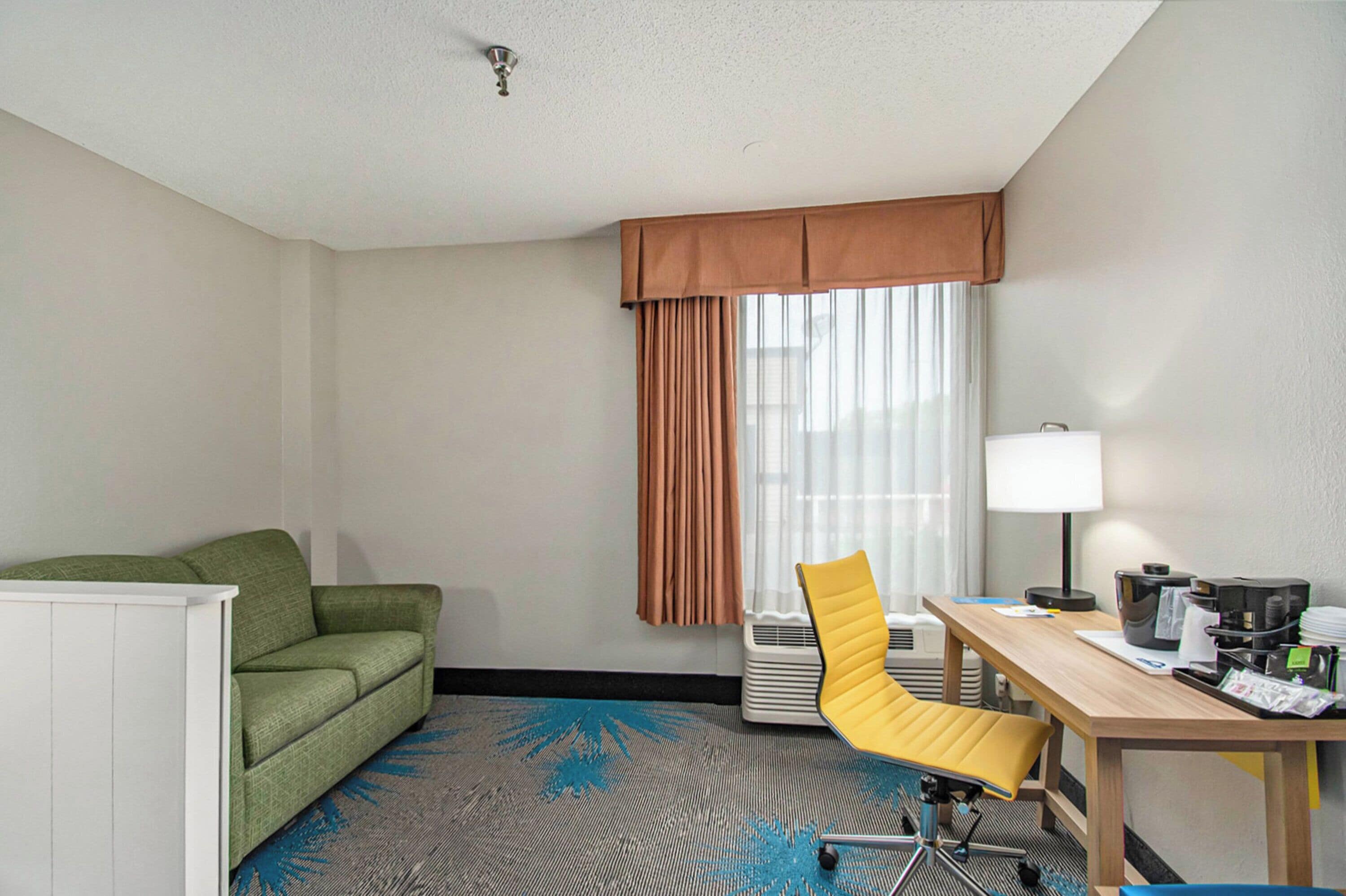 開放式客房, 1 張特大雙人床, 非吸煙房 | 起居區 | LED 液晶電視