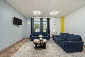 Lobby - Days Inn & Suites by Wyndham Mt Pleasant (Mount Pleasant)