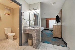 Studio, 1 kingsize bed, niet-roken | Badkamer | Een bad/douchecombinatie, gratis toiletartikelen, een haardroger