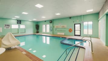 Piscina coperta, con ingresso dalle 08:00 alle 23:00, lettini