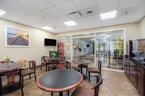 Breakfast area - Days Inn & Suites by Wyndham Mt Pleasant (Mount Pleasant)