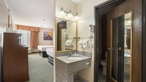 Combined shower/tub, free toiletries, hair dryer, towels