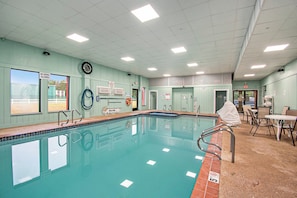 Inomhuspool med öppettider 08.00 till 23.00, och solstolar