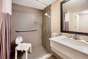 Roupas de cama premium, cofres nos quartos, escrivaninha