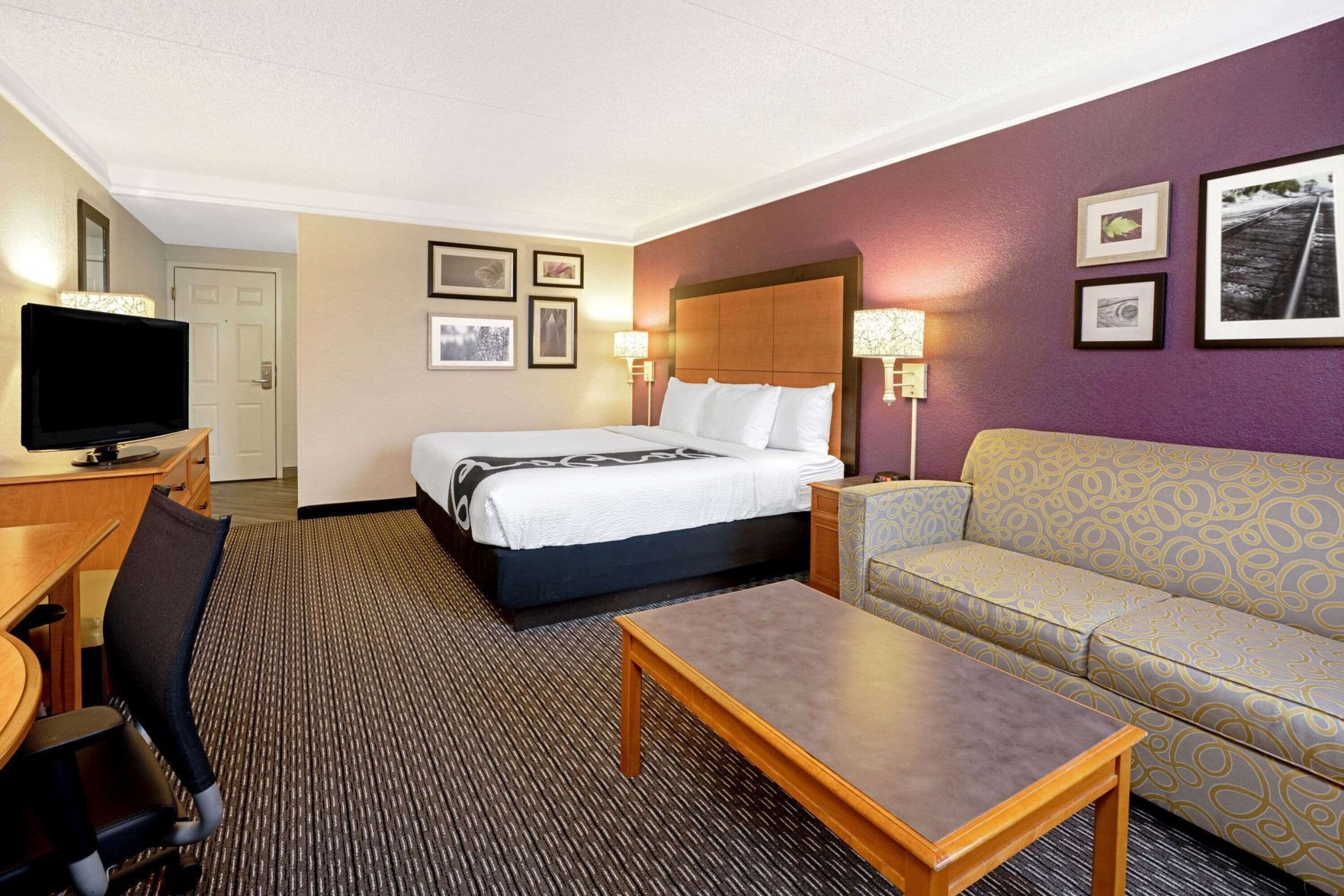 Premium bedding, in-room safe, desk, iron/ironing board