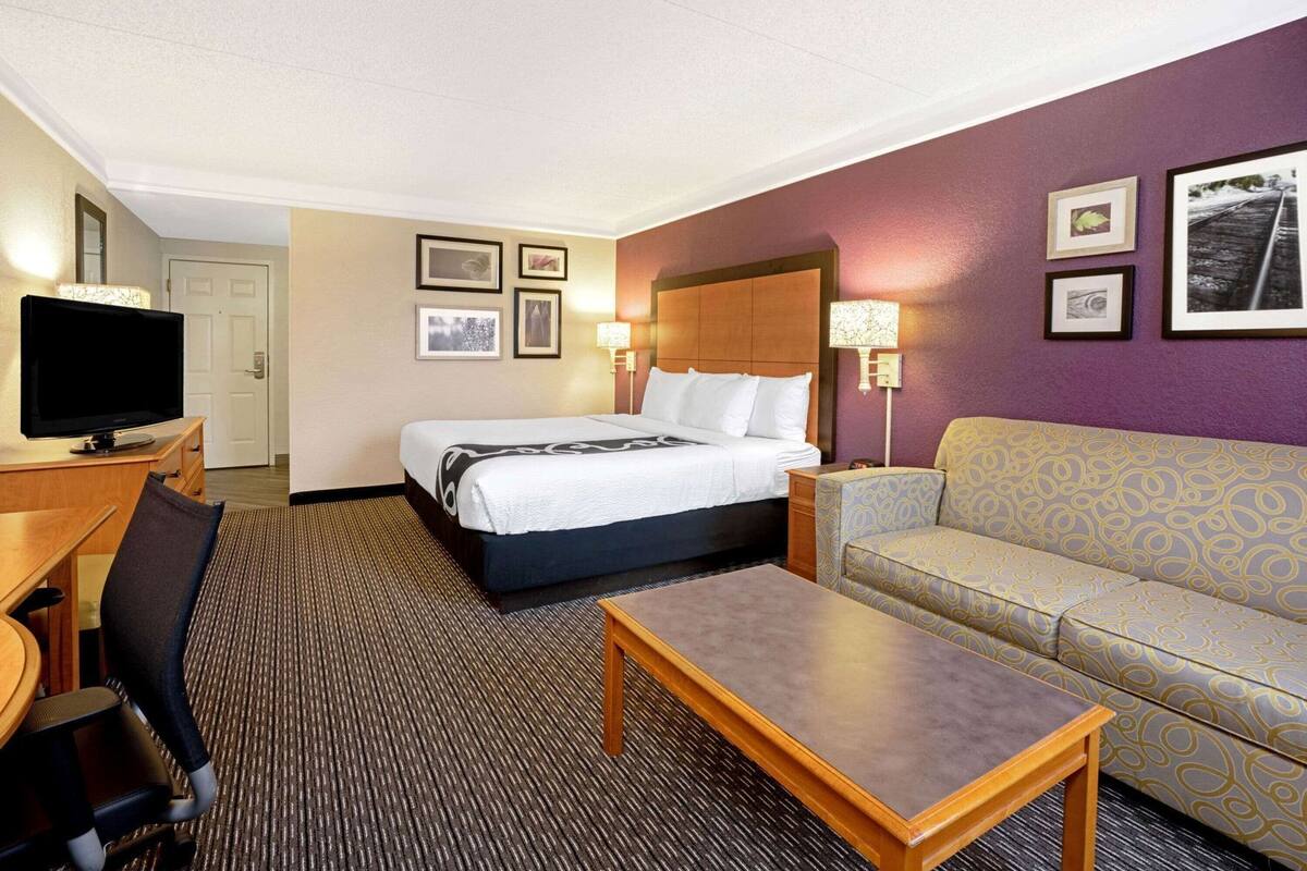 Premium bedding, in-room safe, desk, iron/ironing board