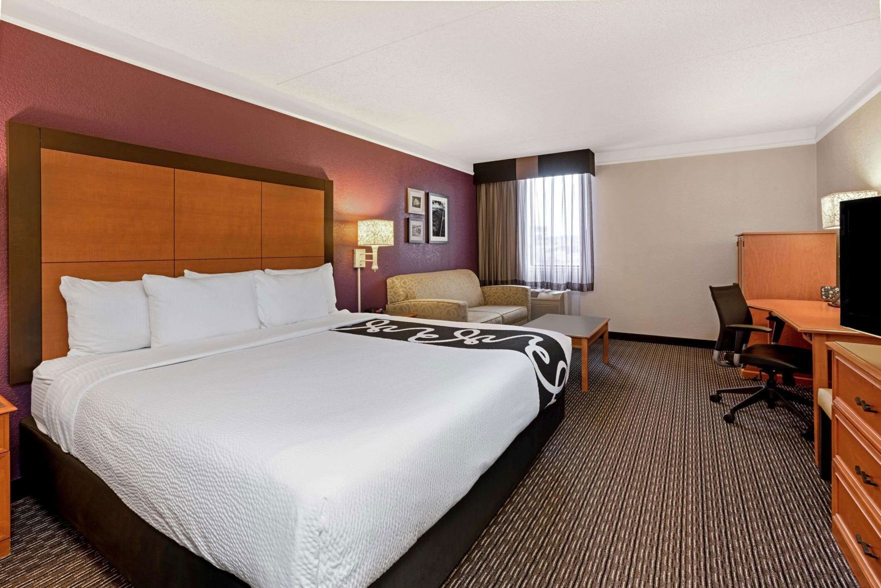Premium bedding, in-room safe, desk, iron/ironing board