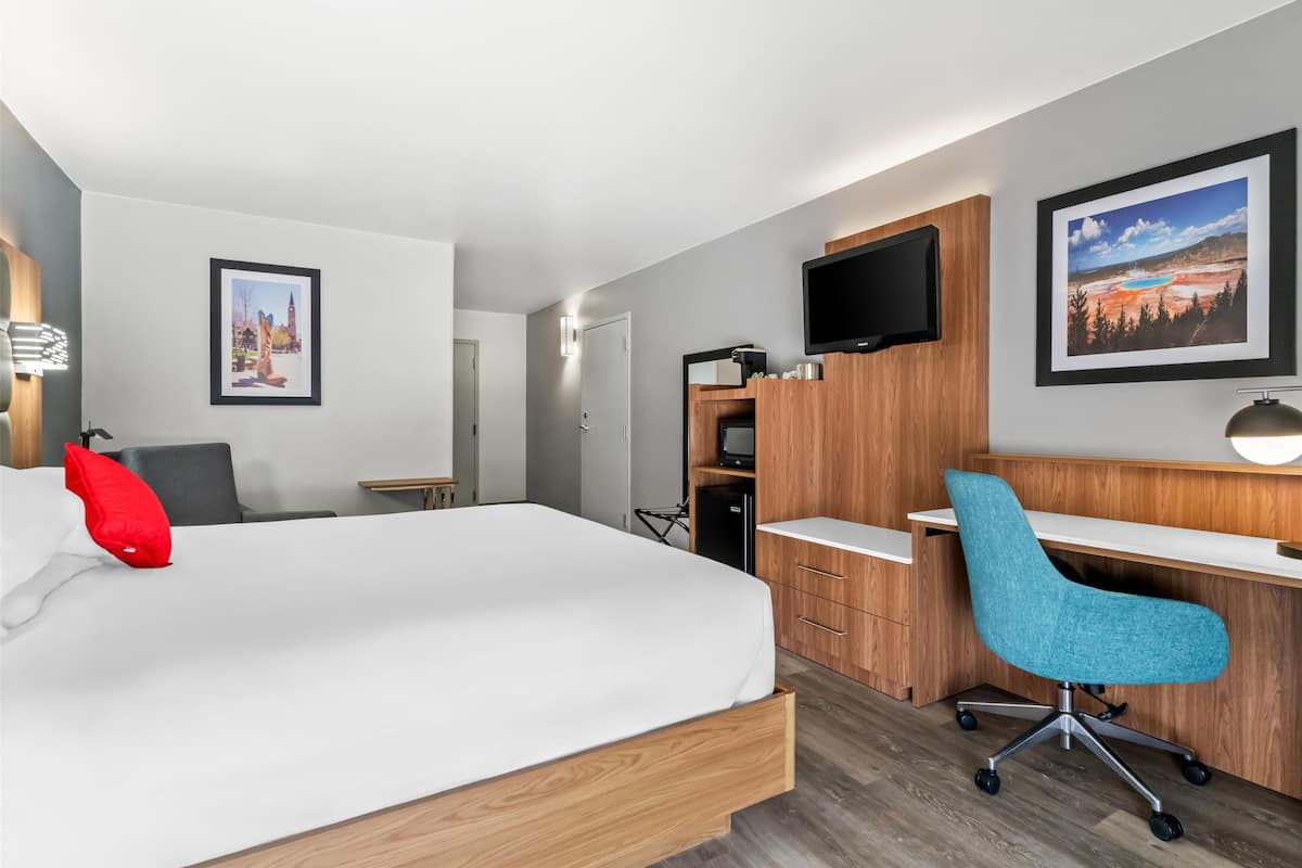 1 bedroom, premium bedding, desk, laptop workspace