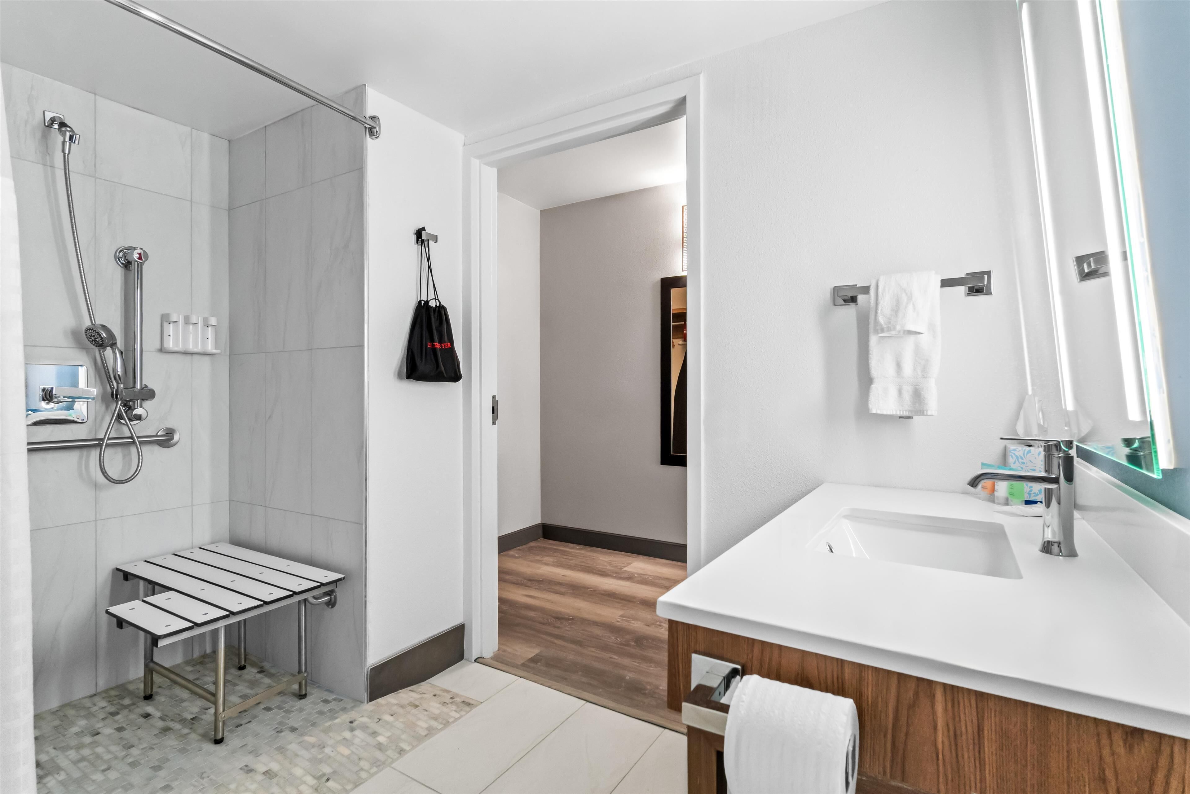 Ducha y bañera combinadas y artículos de higiene personal gratuitos