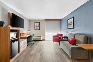 华丽套房, 1 张特大床 (Two Rooms) | 高档床上用品、办公桌、笔记本电脑工作区、遮光窗帘