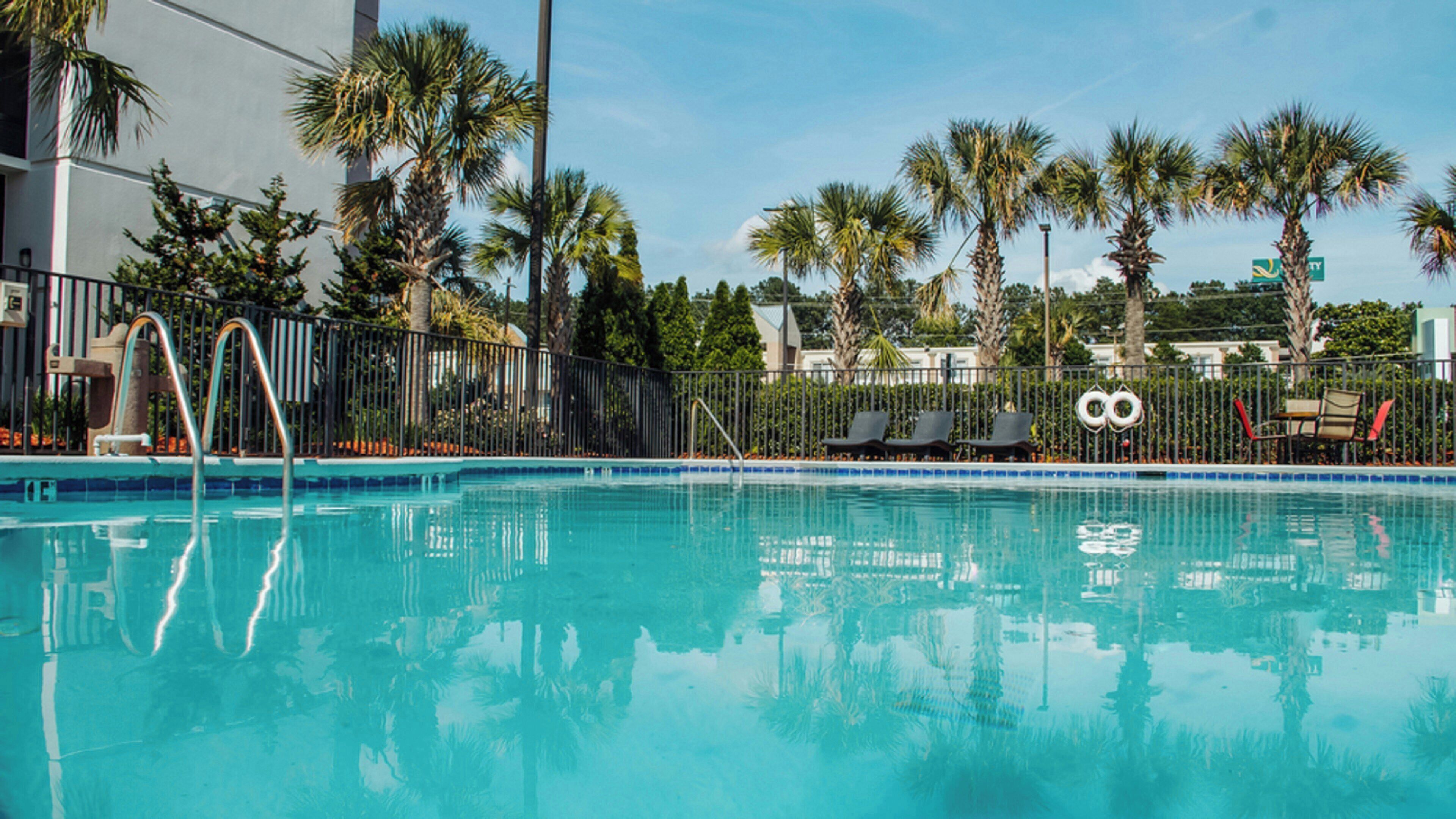 Piscina externa, funciona das 9h às 22h, espreguiçadeiras