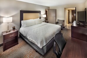 Ropa de cama de alta calidad y caja de seguridad en la habitación 