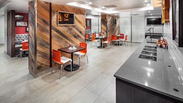 Desayuno a la carta diario (USD 15 por persona)