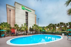 Outdoor pool, open 9:00 AM to 10:00 PM, pool loungers - Holiday Inn Atlanta-Northlake by IHG (Atlanta)