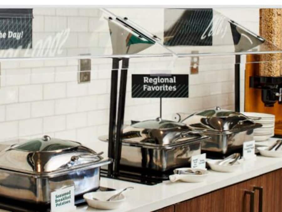 Frokost og middag serveres