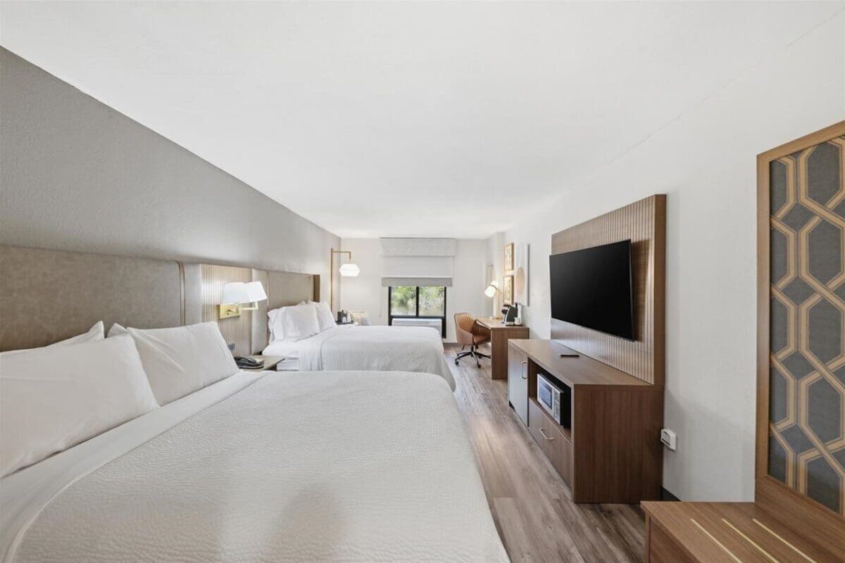 Standard Room, 2 Katil Ratu (Queen) | Peralatan tempat tidur premium, peti besi dalam bilik, meja