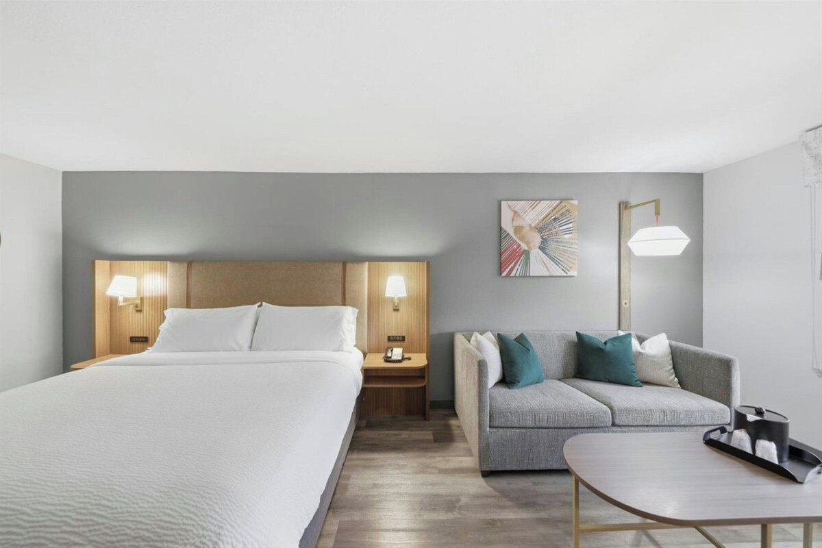 Standard Room, 1 King Bed | Premium bedding, in-room safe, desk, blackout curtains