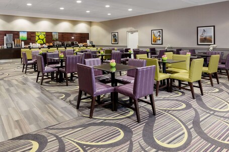 La Quinta Inn Suites by Wyndham Clifton Rutherford - Image 18