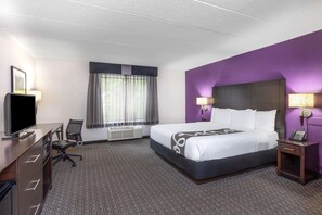 Roupas de cama premium, cofres nos quartos, escrivaninha