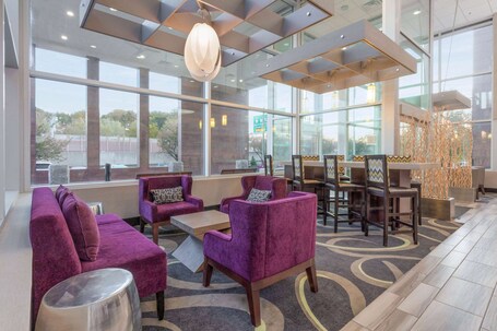 La Quinta Inn Suites by Wyndham Clifton Rutherford - Image 26