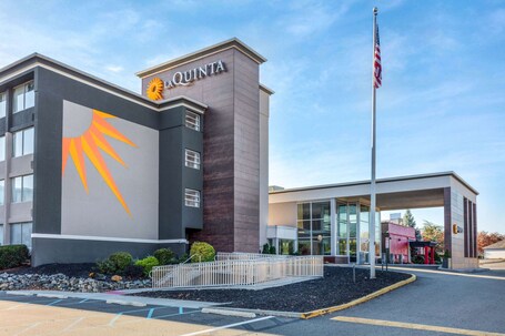 La Quinta Inn Suites by Wyndham Clifton Rutherford - Image 14