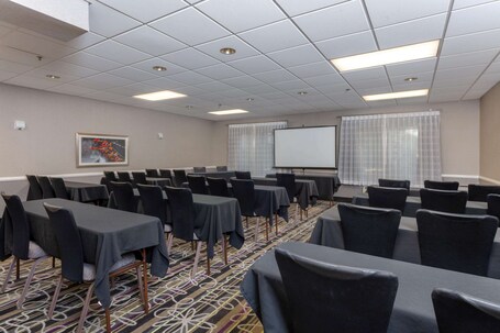 La Quinta Inn Suites by Wyndham Clifton Rutherford - Image 24