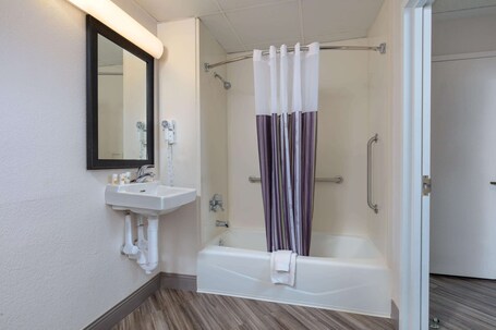 La Quinta Inn Suites by Wyndham Clifton Rutherford - Image 20