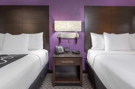 La Quinta Inn Suites by Wyndham Clifton Rutherford - Image 10