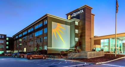 La Quinta Inn & Suites by Wyndham Clifton/Rutherford