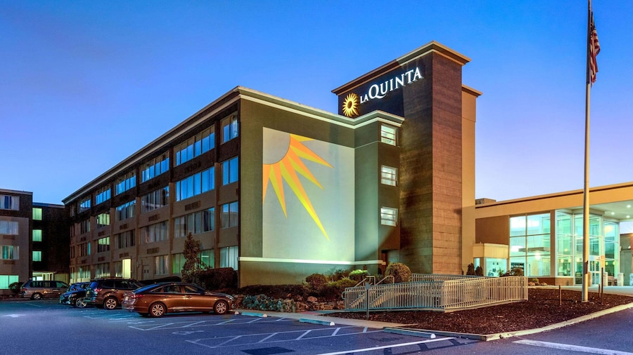 La Quinta Inn & Suites by Wyndham Clifton/Rutherford