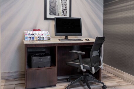 La Quinta Inn Suites by Wyndham Clifton Rutherford - Image 21