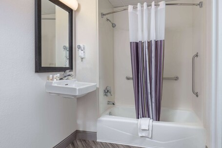 La Quinta Inn Suites by Wyndham Clifton Rutherford - Image 19