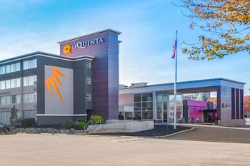 La Quinta Inn & Suites by Wyndham Clifton/Rutherford