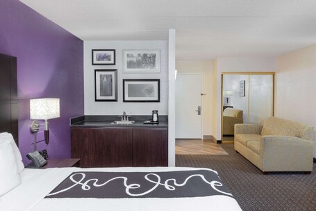 La Quinta Inn Suites by Wyndham Clifton Rutherford - Image 27