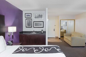 华丽客房, 1 张特大床, 无烟房 (Deluxe Executive Room) | 高档床上用品、客房内保险箱、办公桌、熨斗/熨衣板