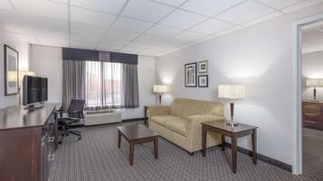 Deluxe Suite, 1 King Bed, Non Smoking (Deluxe Family Suite) | Premium bedding, in-room safe, desk, iron/ironing board