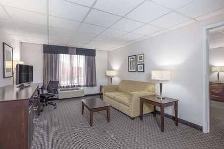 La Quinta Inn Suites by Wyndham Clifton Rutherford - Image 25