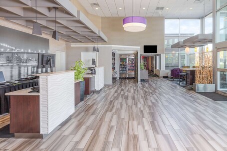La Quinta Inn Suites by Wyndham Clifton Rutherford - Image 5