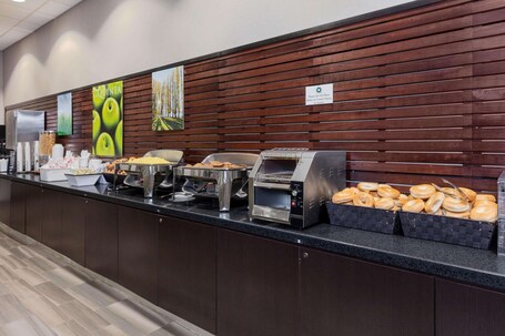 La Quinta Inn Suites by Wyndham Clifton Rutherford - Image 4